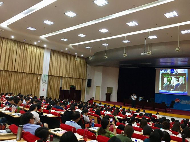 张建华教授在黄河科技学院学术报告厅，为2019年郑州市青年公务员能力提升培训班，做题为《大国关系与中美贸易战》的专题讲座