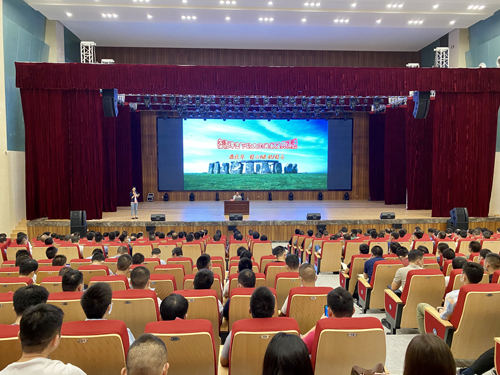 郑州大学张建华教授为2020年郑州市军队转业干部适应性培训班，做题为《疫情冲击下的大国关系及其演进》的专题讲座