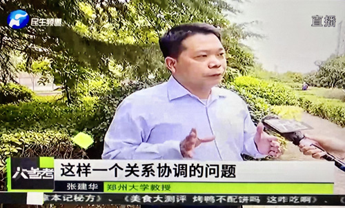 张建华教授在盛和苑南门接受河南电视台记者采访，对视频平台取消超前点播的行为进行点评