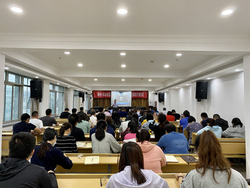 郑州大学张建华教授在在郑州火车站地区管理委员会，做题为《领导干部个人素养与业务能力提升》的专题讲座