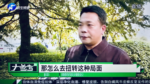 张建华教授在盛和苑南门接受河南电视台记者采访，点评年结婚人数持续下降的话题