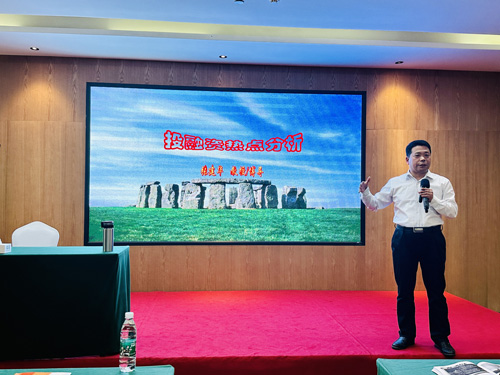 张建华教授为河南农投产业投资有限公司基层员工综合能力提升培训班，作题为《投融资热点分析》的专题讲座