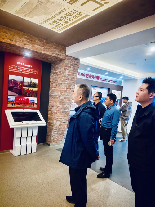 郑州大学张建华教授 张建华教授赴新疆哈密市伊吾县,参加其创建国家级创新县(市)考察与验收评审活动