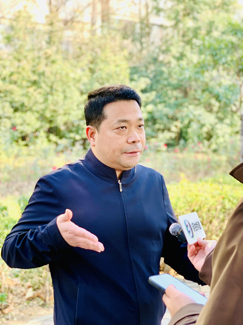 郑州大学 张建华 教授 张建华教授作为特约评论员在河南电视台点评广受瞩目当日二审开庭的入室抢婴案