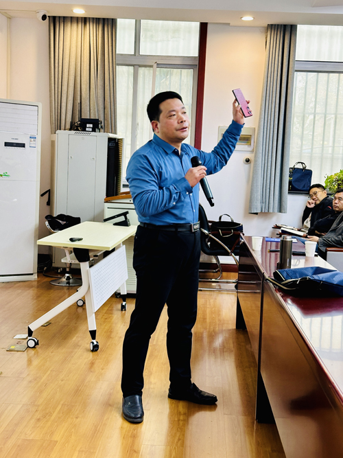 郑州大学张建华教授 张建华教授为河南交投集团2025年度干部教育培训班,作题为《互联网+大数据时代,信息技术与智慧交通建设》的专题讲座