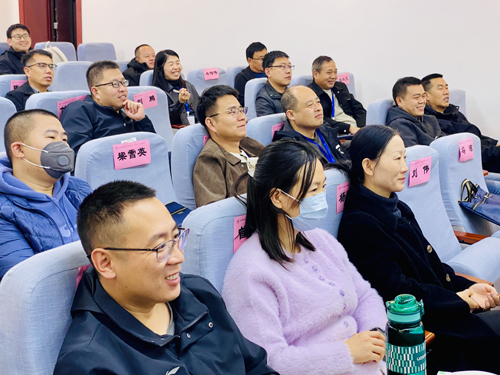 郑州大学张建华教授 张建华教授为河南交投集团2025年度干部教育培训班,作题为《互联网+大数据时代,信息技术与智慧交通建设》的专题讲座