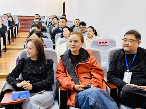 郑州大学张建华教授 张建华教授为河南交投集团2025年度干部教育培训班,作题为《互联网+大数据时代,信息技术与智慧交通建设》的专题讲座