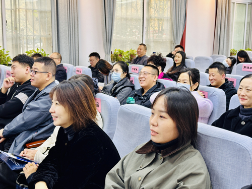 郑州大学张建华教授 张建华教授为河南交投集团2025年度干部教育培训班,作题为《互联网+大数据时代,信息技术与智慧交通建设》的专题讲座