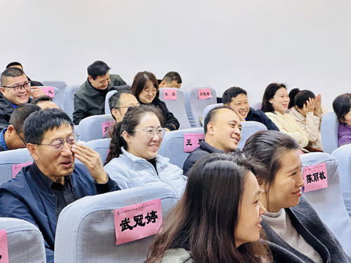 郑州大学张建华教授 张建华教授为河南交投集团2025年度干部教育培训班,作题为《互联网+大数据时代,信息技术与智慧交通建设》的专题讲座