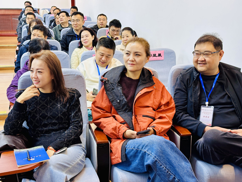 郑州大学张建华教授 张建华教授为河南交投集团2025年度干部教育培训班,作题为《互联网+大数据时代,信息技术与智慧交通建设》的专题讲座