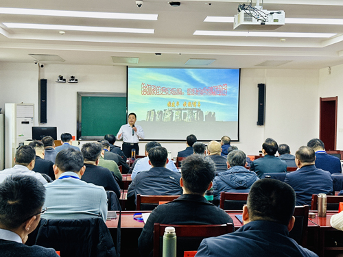 郑州大学张建华教授 张建华教授为商丘市市属国有企业领导人员能力提升研修班,作题为《抢抓科技变革机遇 激活企业创新动能》的专题讲座