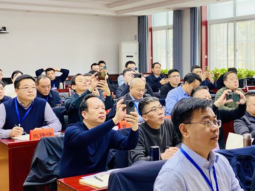 郑州大学张建华教授 张建华教授为商丘市市属国有企业领导人员能力提升研修班,作题为《抢抓科技变革机遇 激活企业创新动能》的专题讲座