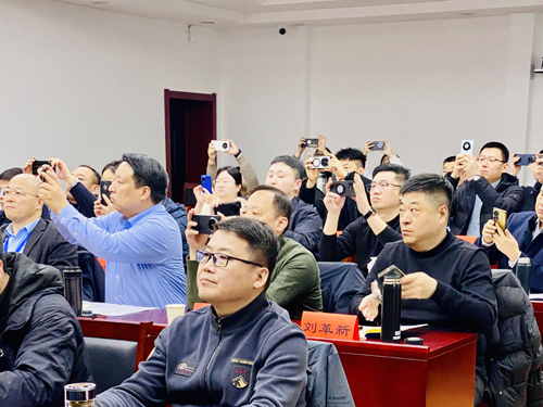 郑州大学张建华教授 张建华教授为商丘市市属国有企业领导人员能力提升研修班,作题为《抢抓科技变革机遇 激活企业创新动能》的专题讲座