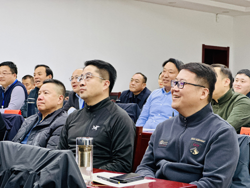 郑州大学张建华教授 张建华教授为商丘市市属国有企业领导人员能力提升研修班,作题为《抢抓科技变革机遇 激活企业创新动能》的专题讲座