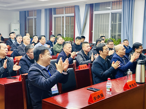 郑州大学张建华教授 张建华教授为商丘市市属国有企业领导人员能力提升研修班,作题为《抢抓科技变革机遇 激活企业创新动能》的专题讲座