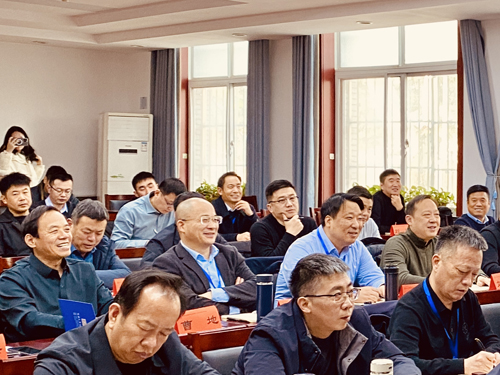 郑州大学张建华教授 张建华教授为商丘市市属国有企业领导人员能力提升研修班,作题为《抢抓科技变革机遇 激活企业创新动能》的专题讲座