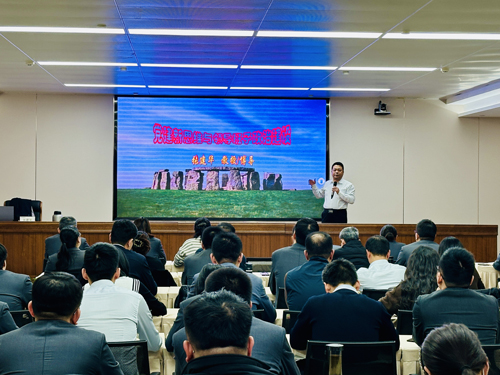 张建华教授在郑州公用事业投资发展集团有限公司，作题为《党建新思维与领导班子政治建设》的专题讲座
