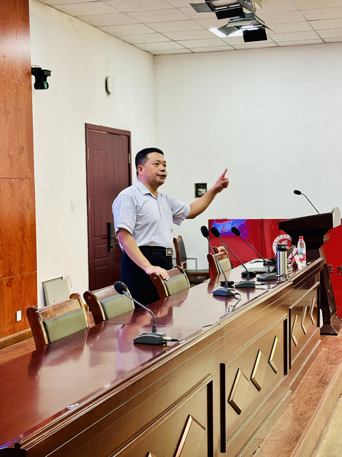 张建华教授为河南省2025年职业院校骨干教师电子商务培训班，做题为《“电子商务进农村示范县”的建设思路与启示》的专题讲座