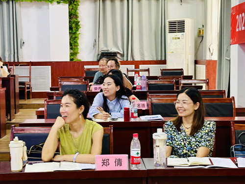 张建华教授为河南省2025年职业院校骨干教师电子商务培训班，做题为《“电子商务进农村示范县”的建设思路与启示》的专题讲座