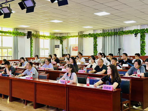 张建华教授为河南省2025年职业院校骨干教师电子商务培训班，做题为《“电子商务进农村示范县”的建设思路与启示》的专题讲座