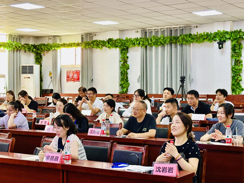 张建华教授为河南省2025年职业院校骨干教师电子商务培训班，做题为《“电子商务进农村示范县”的建设思路与启示》的专题讲座