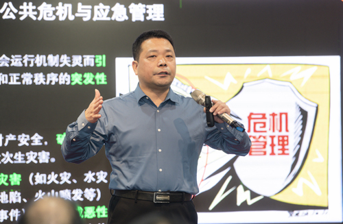 郑州大学张建华教授 张建华教授为郑州市事业单位高层次人才培训班,作题为《公共危机应急决策及领导能力提升》的专题讲座