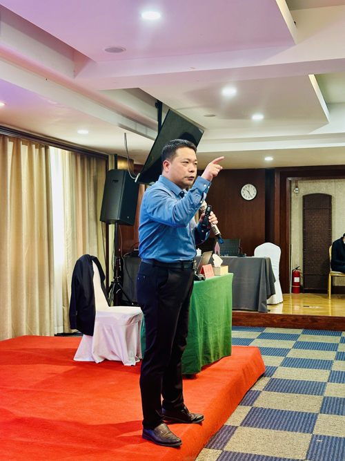 郑州大学张建华教授 张建华教授为郑州市事业单位高层次人才培训班,作题为《公共危机应急决策及领导能力提升》的专题讲座