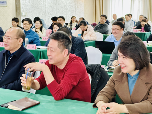 郑州大学张建华教授 张建华教授为郑州市事业单位高层次人才培训班,作题为《公共危机应急决策及领导能力提升》的专题讲座