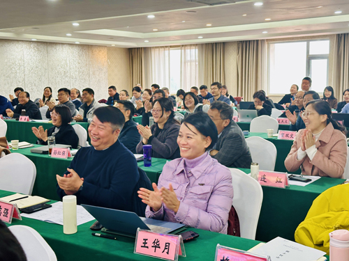 郑州大学张建华教授 张建华教授为郑州市事业单位高层次人才培训班,作题为《公共危机应急决策及领导能力提升》的专题讲座