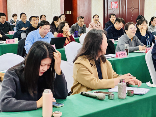 郑州大学张建华教授 张建华教授为郑州市事业单位高层次人才培训班,作题为《公共危机应急决策及领导能力提升》的专题讲座