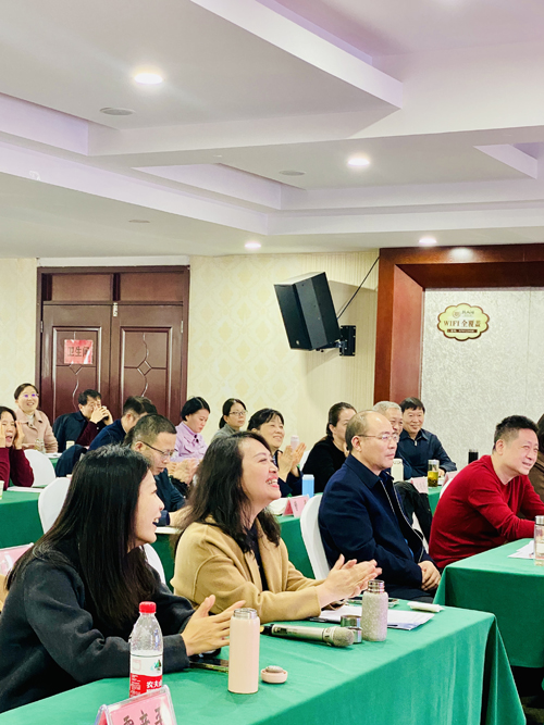 郑州大学张建华教授 张建华教授为郑州市事业单位高层次人才培训班,作题为《公共危机应急决策及领导能力提升》的专题讲座