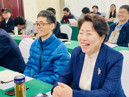 郑州大学张建华教授 张建华教授为郑州市事业单位高层次人才培训班,作题为《公共危机应急决策及领导能力提升》的专题讲座