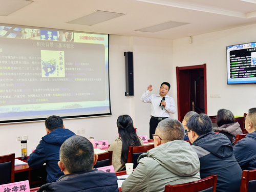郑州大学张建华教授 张建华教授为四川省凉山彝族自治州冕宁县科级干部培训班,作题为《文旅融合与乡村振兴》的专题讲座